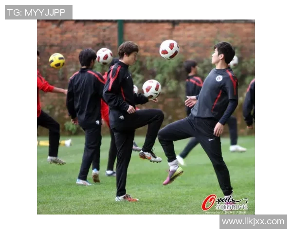 足球明星展现颠球技巧训练过程与精彩瞬间的完美结合