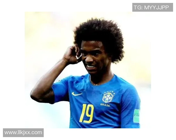 足球明星街拍女展现时尚魅力与运动风格的完美结合